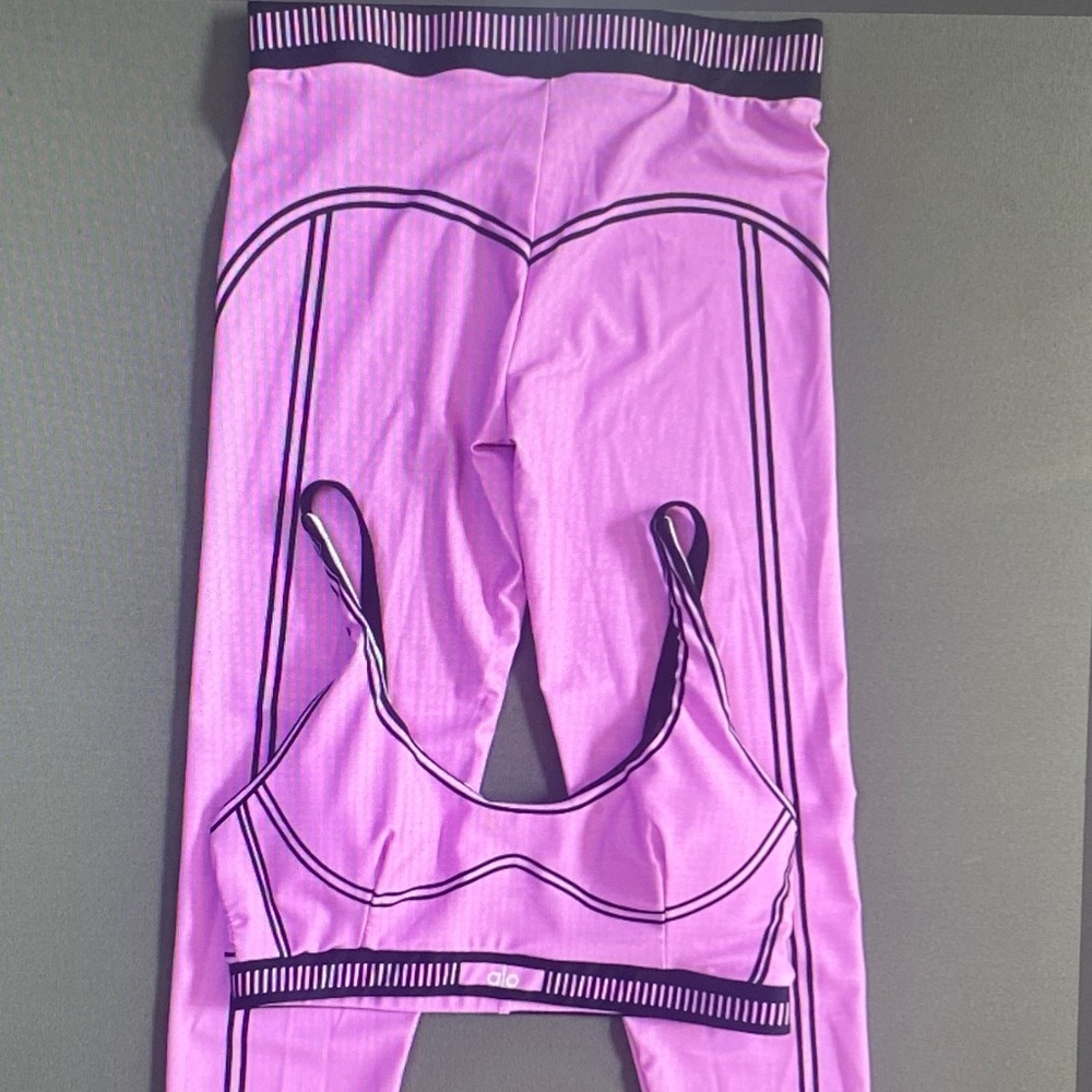 ALO Yoga Lilac/Purple Scoop-Back Sports Bra with Contrast Trim - Picture 2 of 5